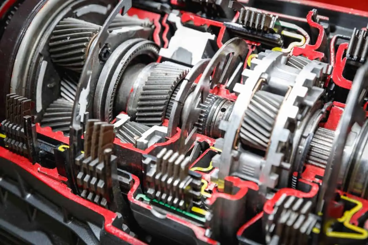 cutaway of the gears of an internal combustion engine