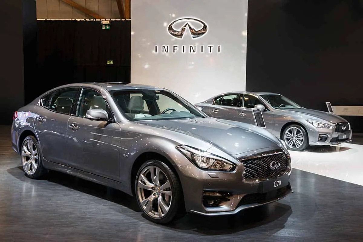 infiniti-q70-and-q50-hybrid-cars-in-showroom