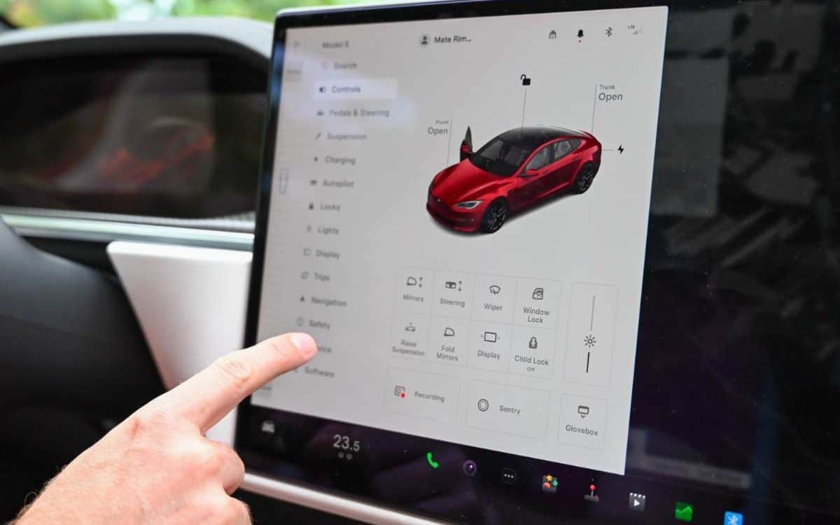 tesla touchscreen