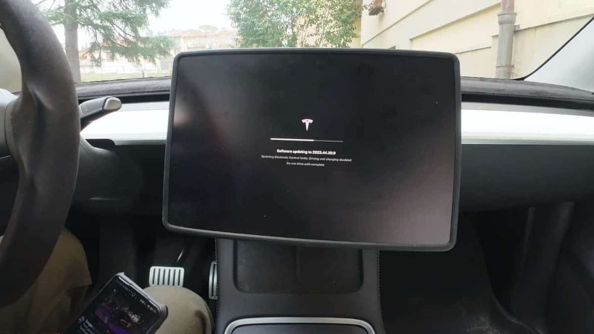 tesla software update progress bar on tesla touchscreen